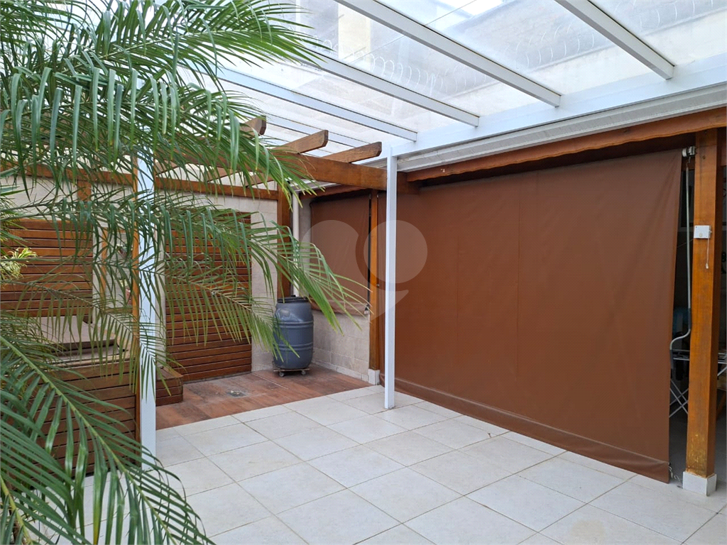 lindo sobrado com 3 suítes e 4 vagas.