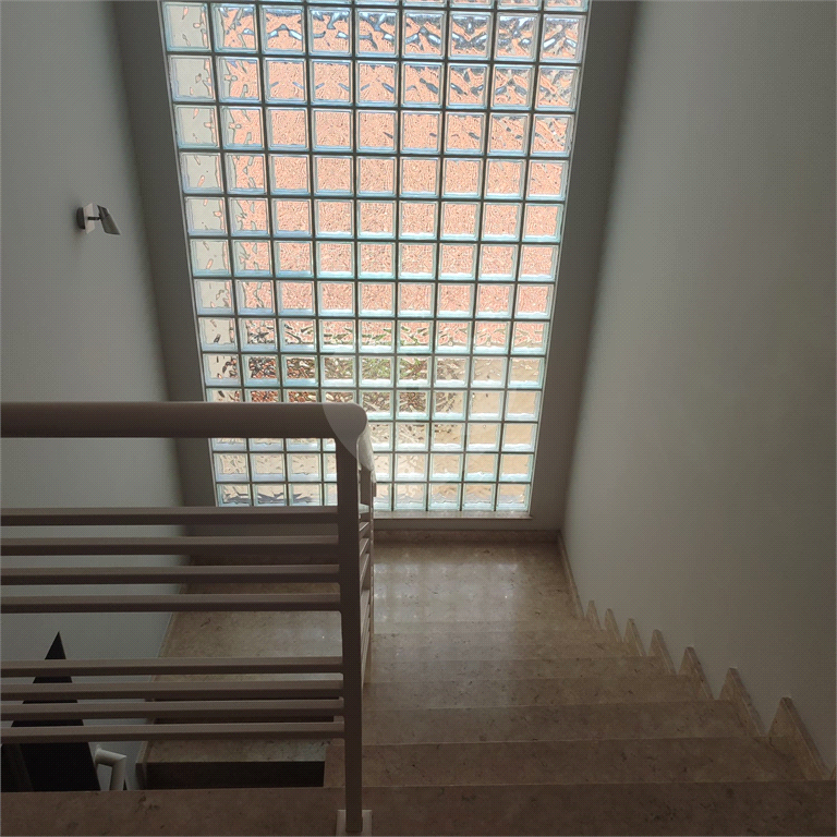 lindo sobrado com 3 suítes e 4 vagas.