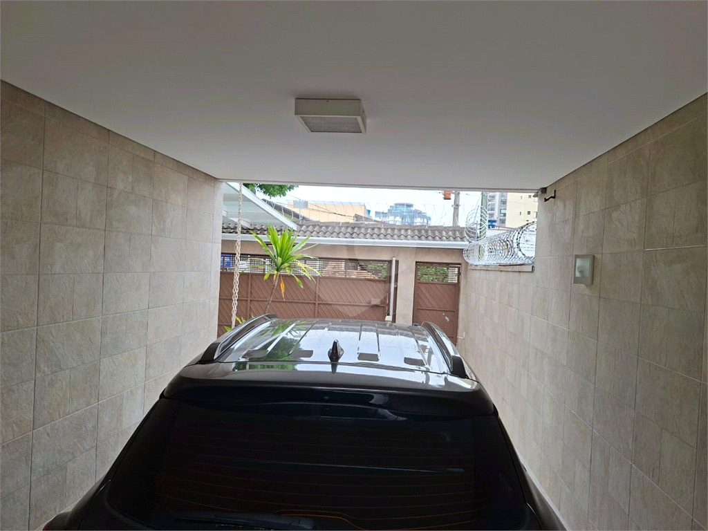 lindo sobrado com 3 suítes e 4 vagas.