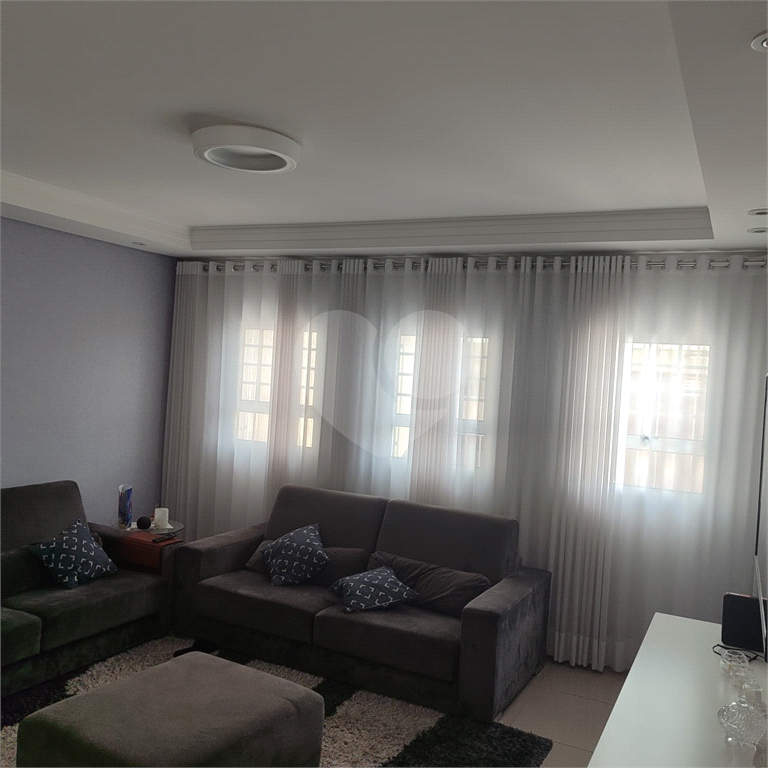 lindo sobrado com 3 suítes e 4 vagas.