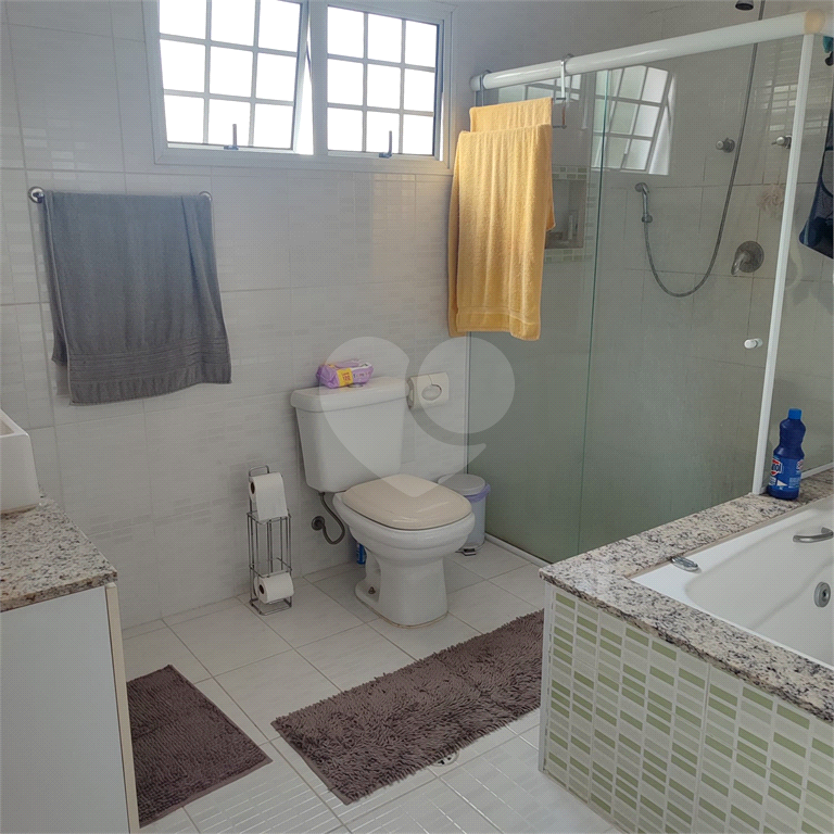 lindo sobrado com 3 suítes e 4 vagas.