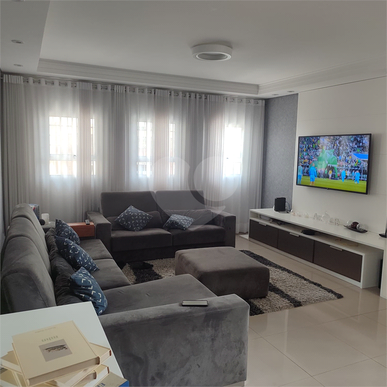 lindo sobrado com 3 suítes e 4 vagas.