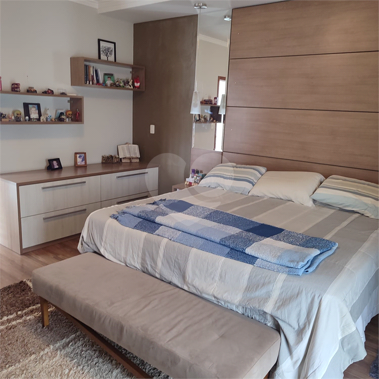 lindo sobrado com 3 suítes e 4 vagas.