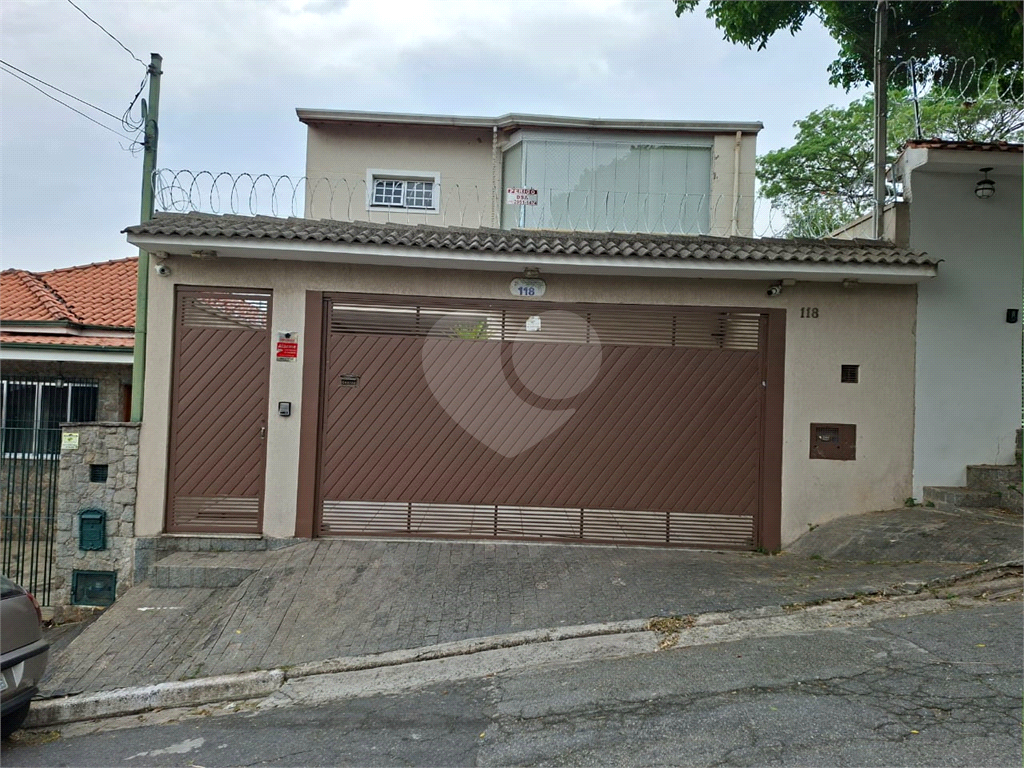 lindo sobrado com 3 suítes e 4 vagas.