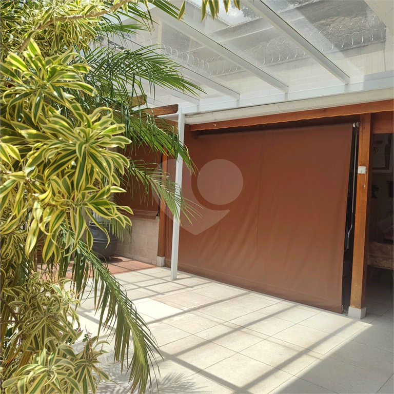 lindo sobrado com 3 suítes e 4 vagas.