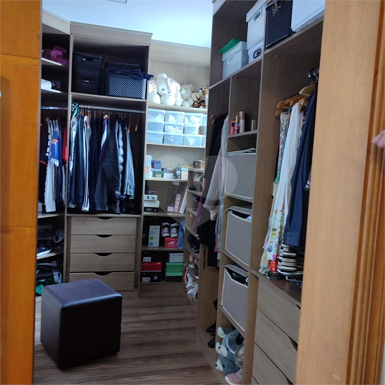 lindo sobrado com 3 suítes e 4 vagas.