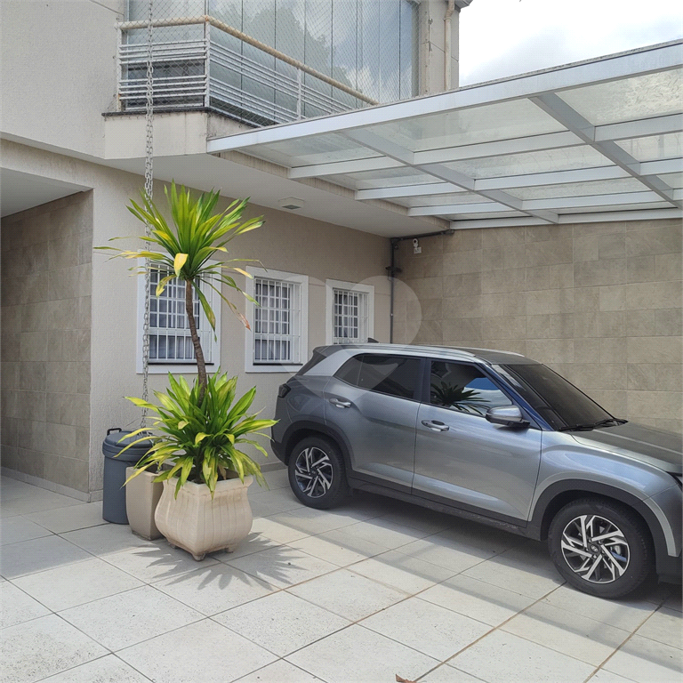 lindo sobrado com 3 suítes e 4 vagas.