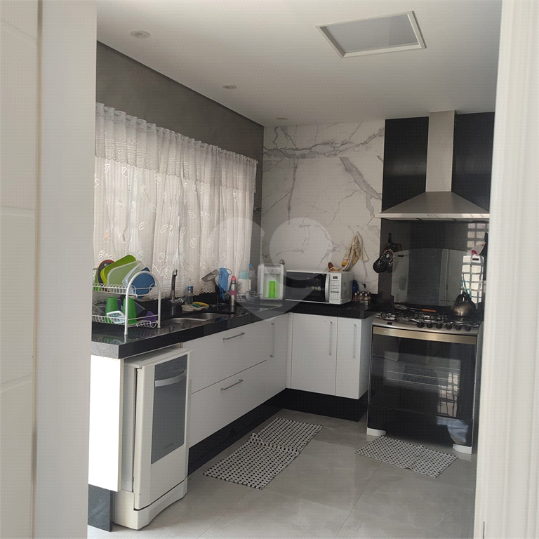 lindo sobrado com 3 suítes e 4 vagas.