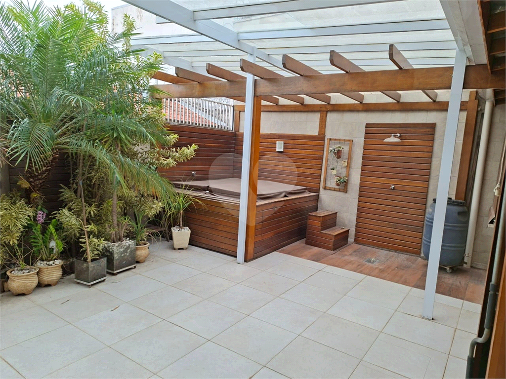 lindo sobrado com 3 suítes e 4 vagas.