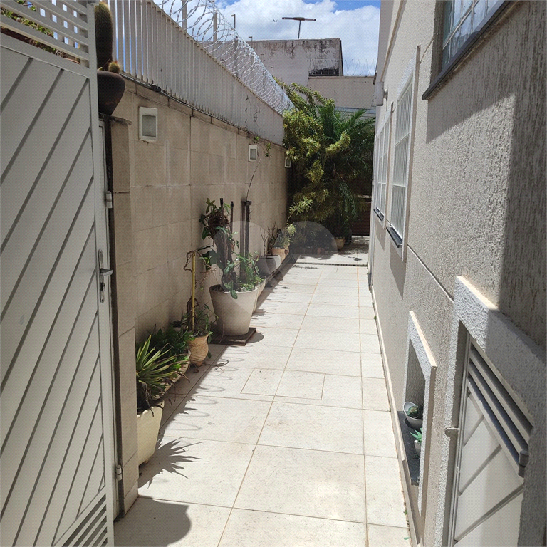 lindo sobrado com 3 suítes e 4 vagas.