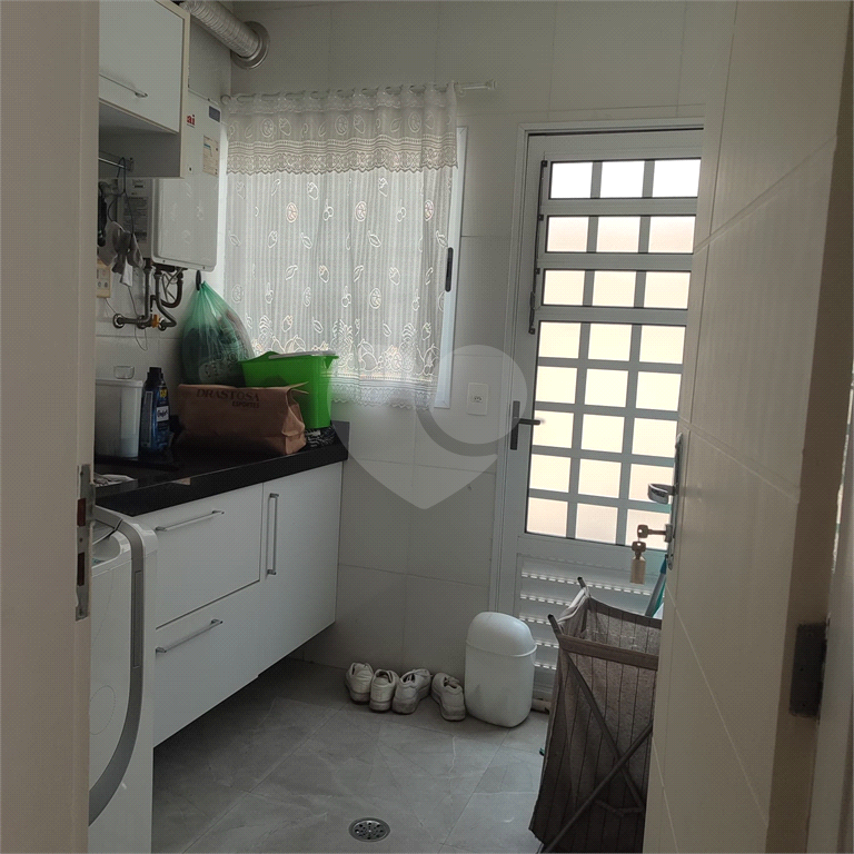 lindo sobrado com 3 suítes e 4 vagas.