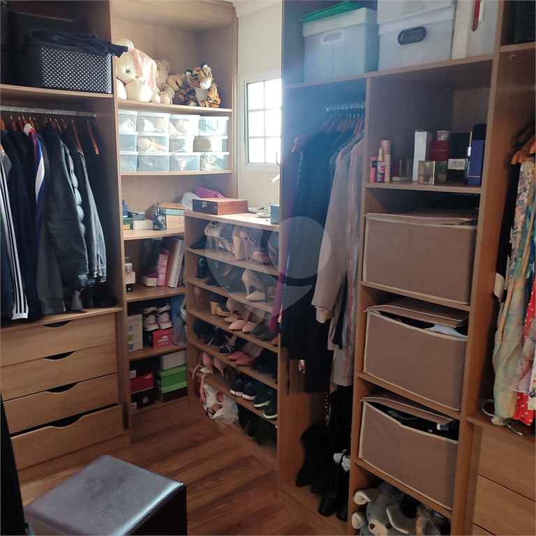 lindo sobrado com 3 suítes e 4 vagas.