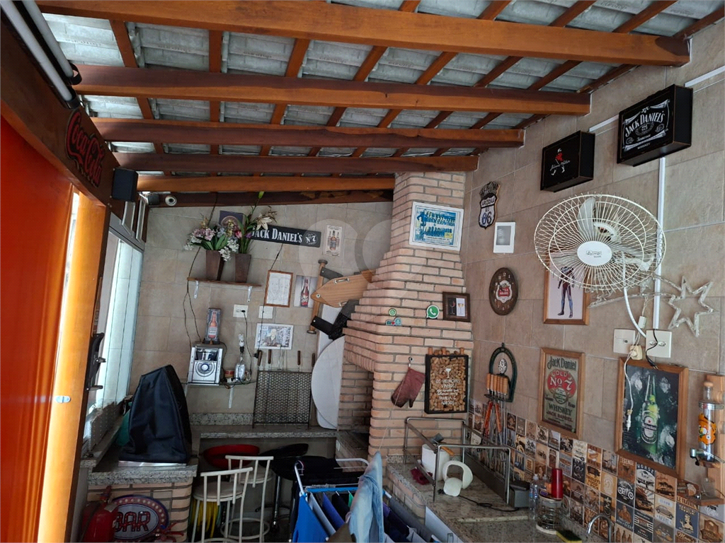 lindo sobrado com 3 suítes e 4 vagas.