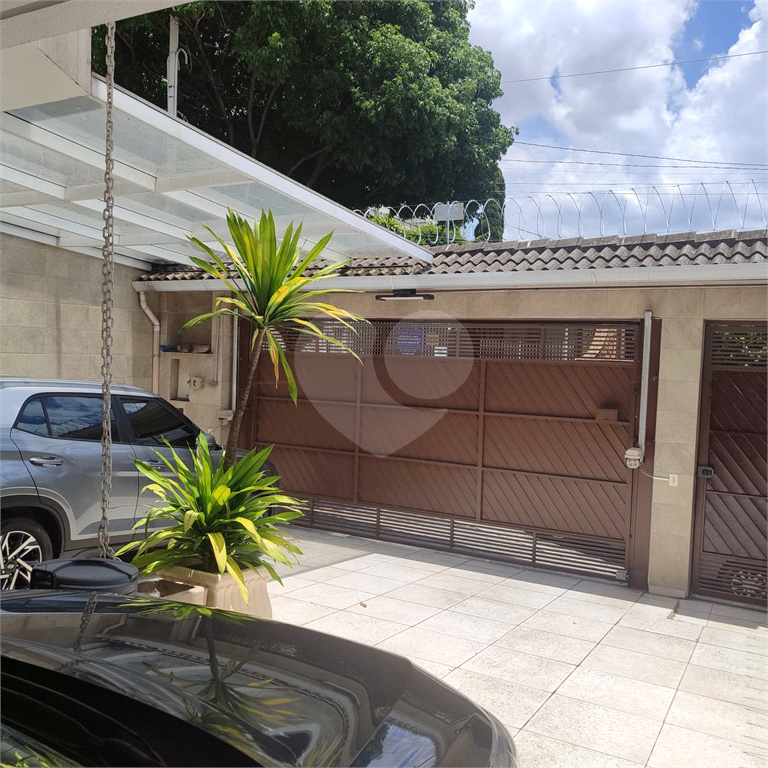 lindo sobrado com 3 suítes e 4 vagas.