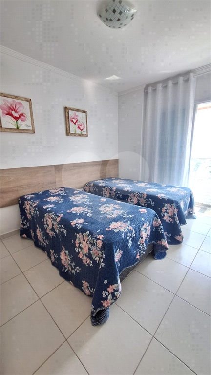 Amplo apartamento com 2 dormitórios pertinho do mar na Praia Grande / SP