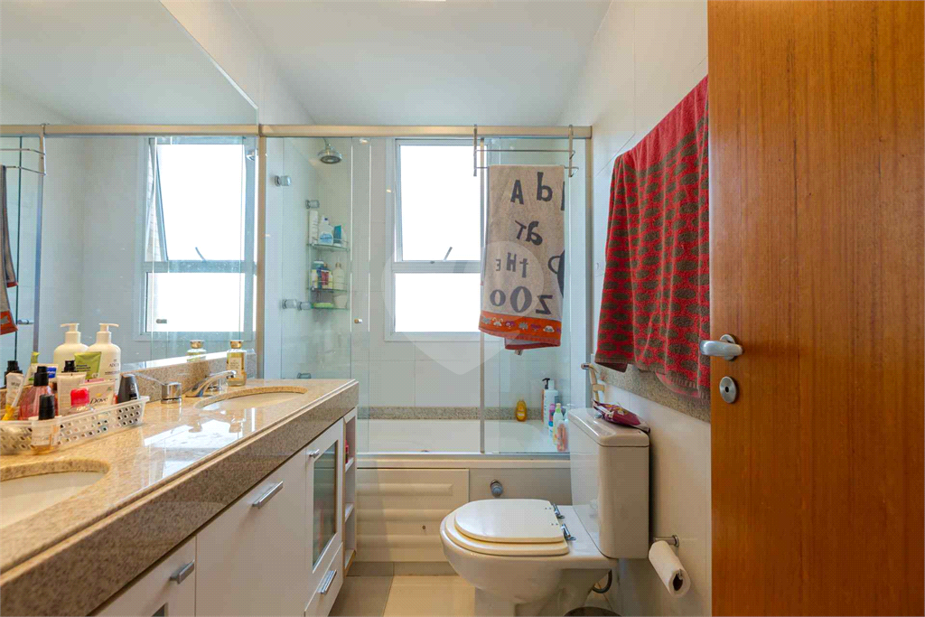 Imóvel de 180m² sala de estar de 3 ambientes, 2 varandas sendo uma gourmet, 3 suítes e 4 vagas Pompéia