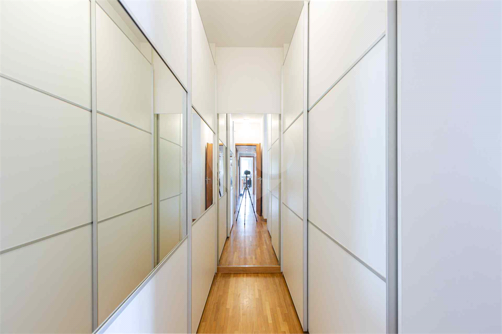 Imóvel de 180m² sala de estar de 3 ambientes, 2 varandas sendo uma gourmet, 3 suítes e 4 vagas Pompéia