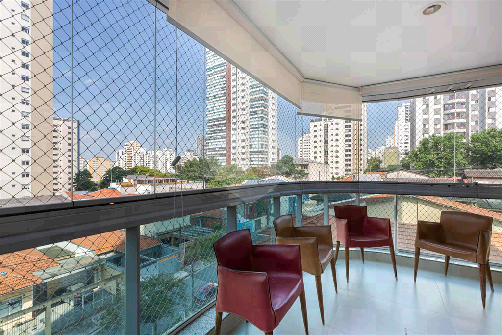 Imóvel de 180m² sala de estar de 3 ambientes, 2 varandas sendo uma gourmet, 3 suítes e 4 vagas Pompéia