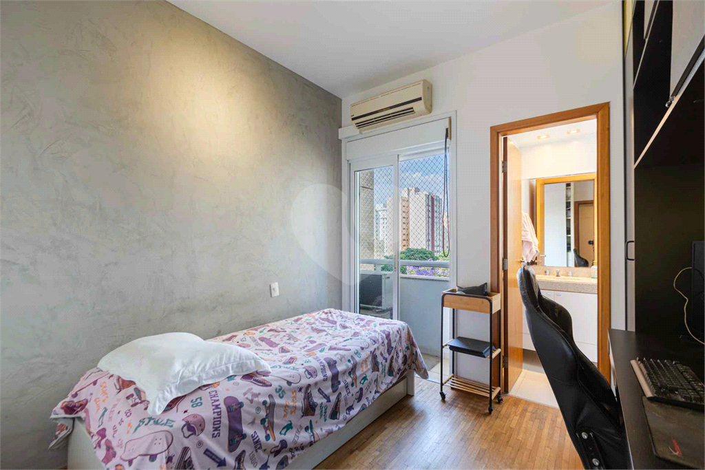 Imóvel de 180m² sala de estar de 3 ambientes, 2 varandas sendo uma gourmet, 3 suítes e 4 vagas Pompéia