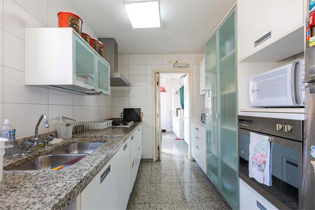 Imóvel de 180m² sala de estar de 3 ambientes, 2 varandas sendo uma gourmet, 3 suítes e 4 vagas Pompéia