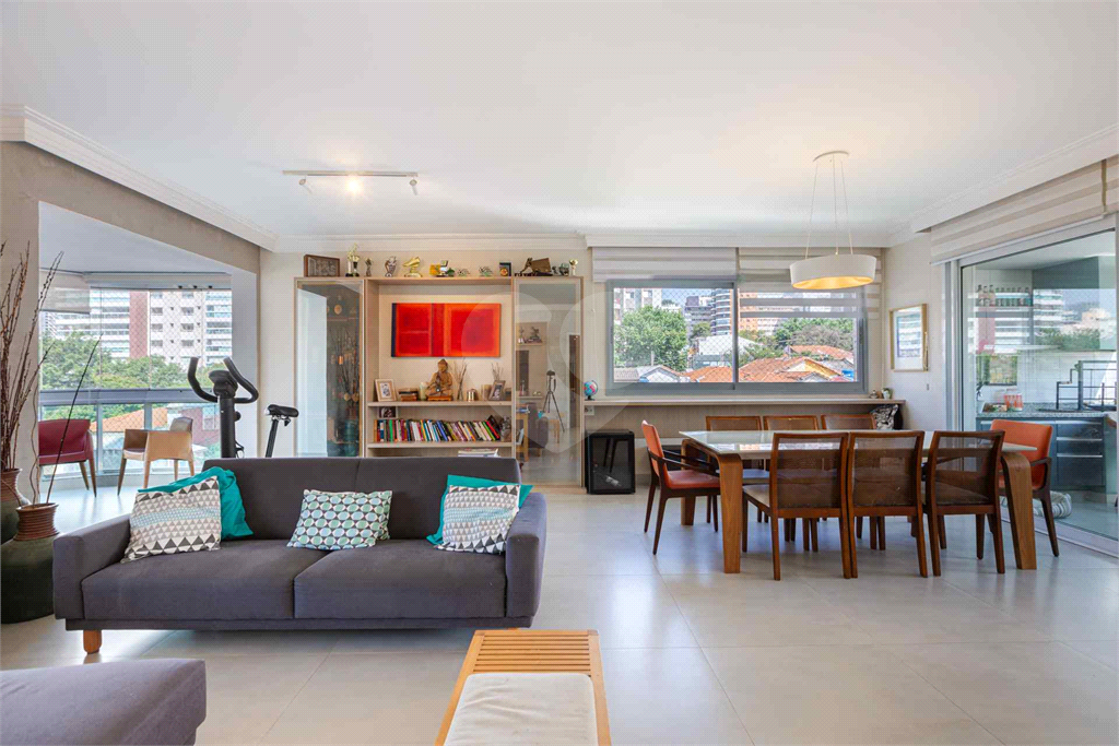 Imóvel de 180m² sala de estar de 3 ambientes, 2 varandas sendo uma gourmet, 3 suítes e 4 vagas Pompéia