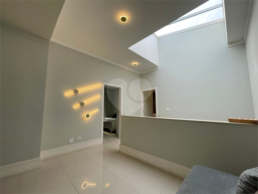 Casa com 4 quartos em condomínio fechado com piscina