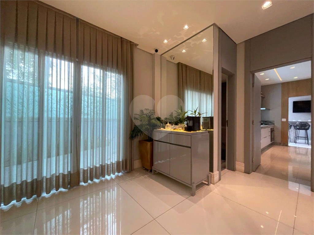 Casa com 4 quartos em condomínio fechado com piscina