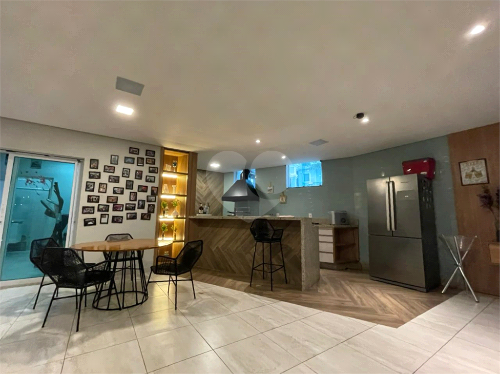 Casa com 4 quartos em condomínio fechado com piscina