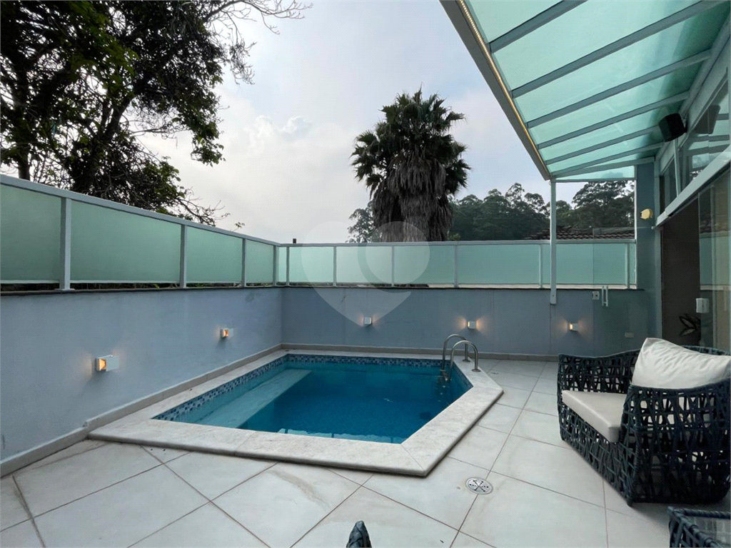 Casa com 4 quartos em condomínio fechado com piscina