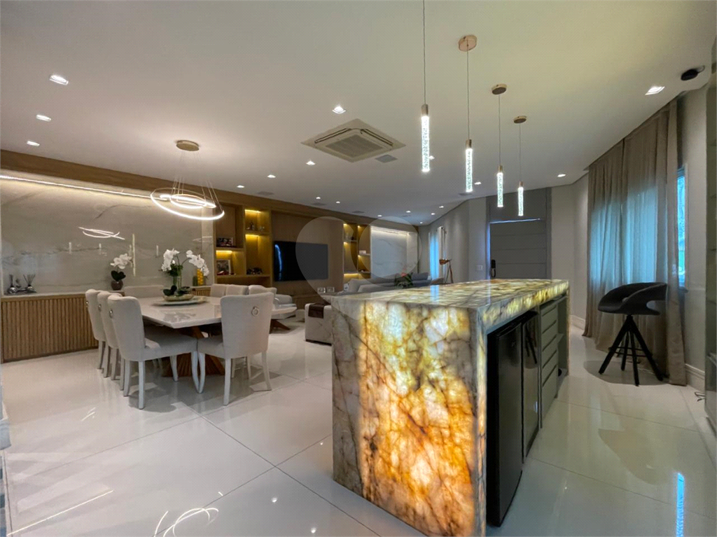 Casa com 4 quartos em condomínio fechado com piscina