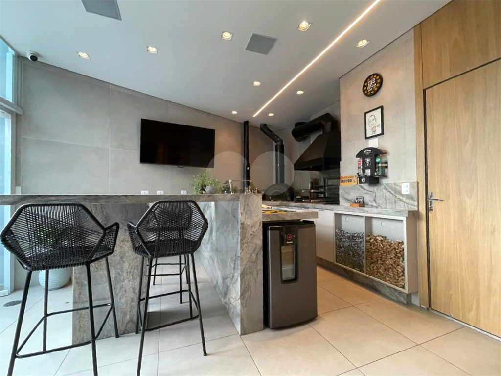 Casa com 4 quartos em condomínio fechado com piscina