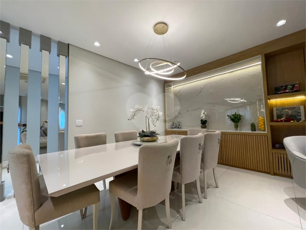 Casa com 4 quartos em condomínio fechado com piscina