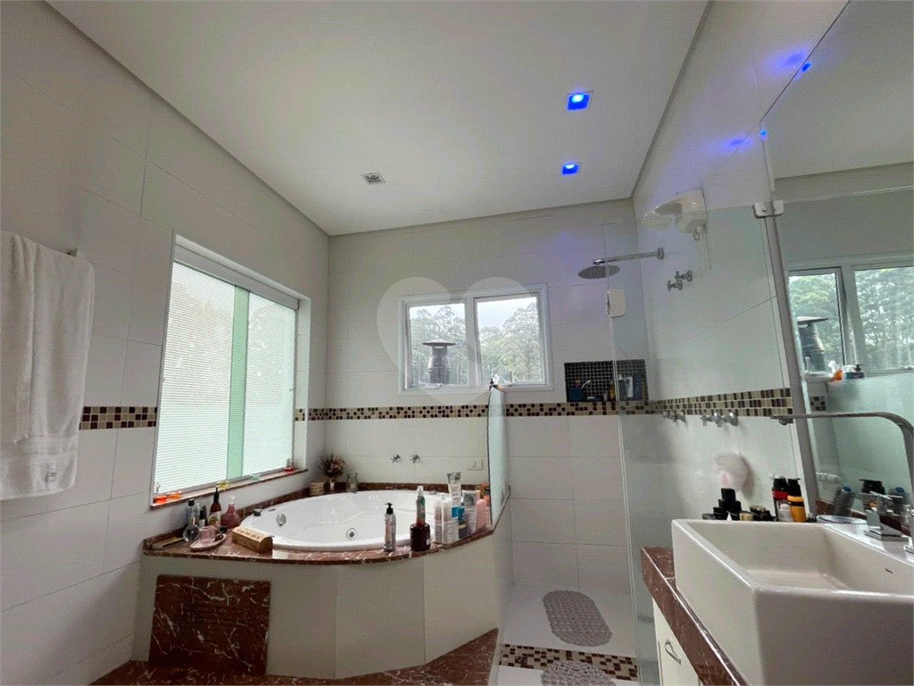 Casa com 4 quartos em condomínio fechado com piscina