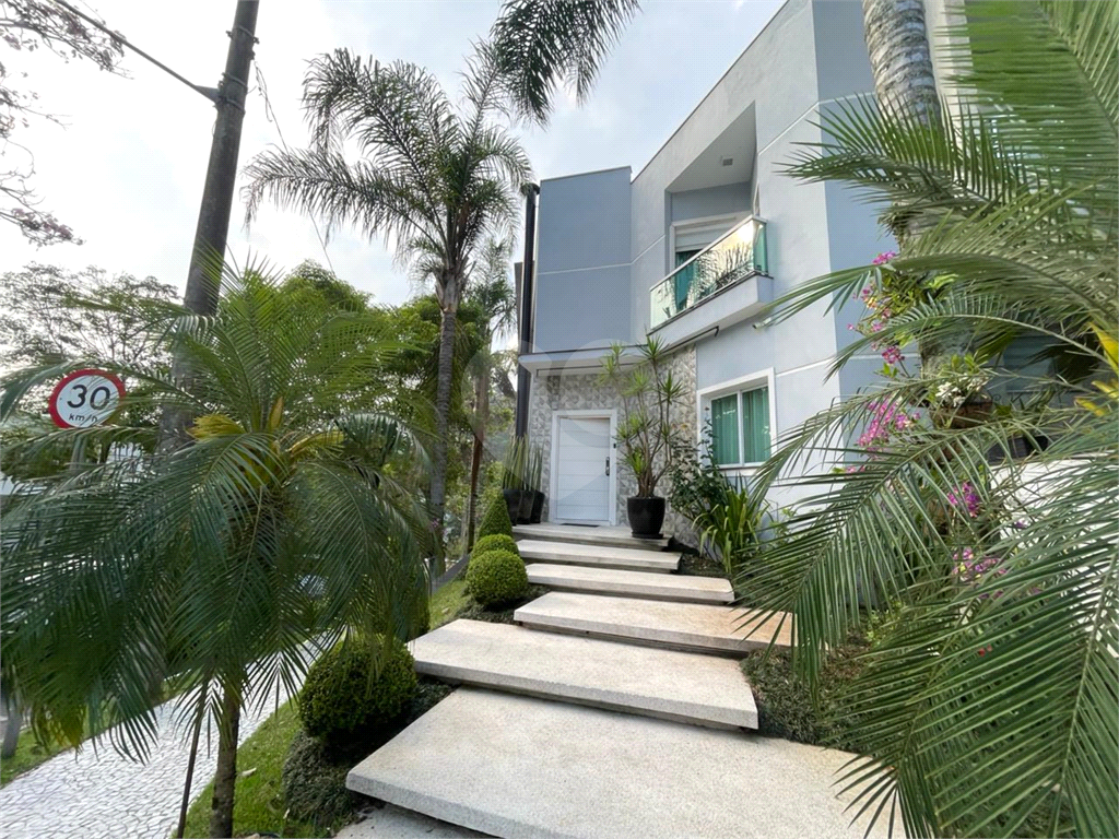 Casa com 4 quartos em condomínio fechado com piscina