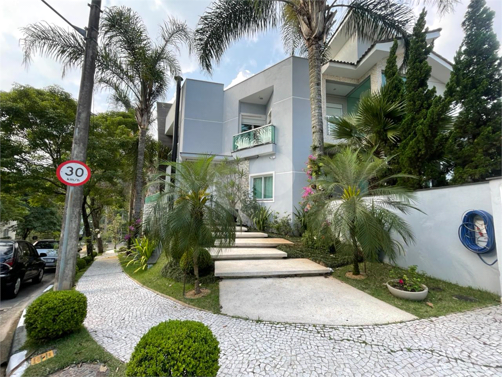 Casa com 4 quartos em condomínio fechado com piscina