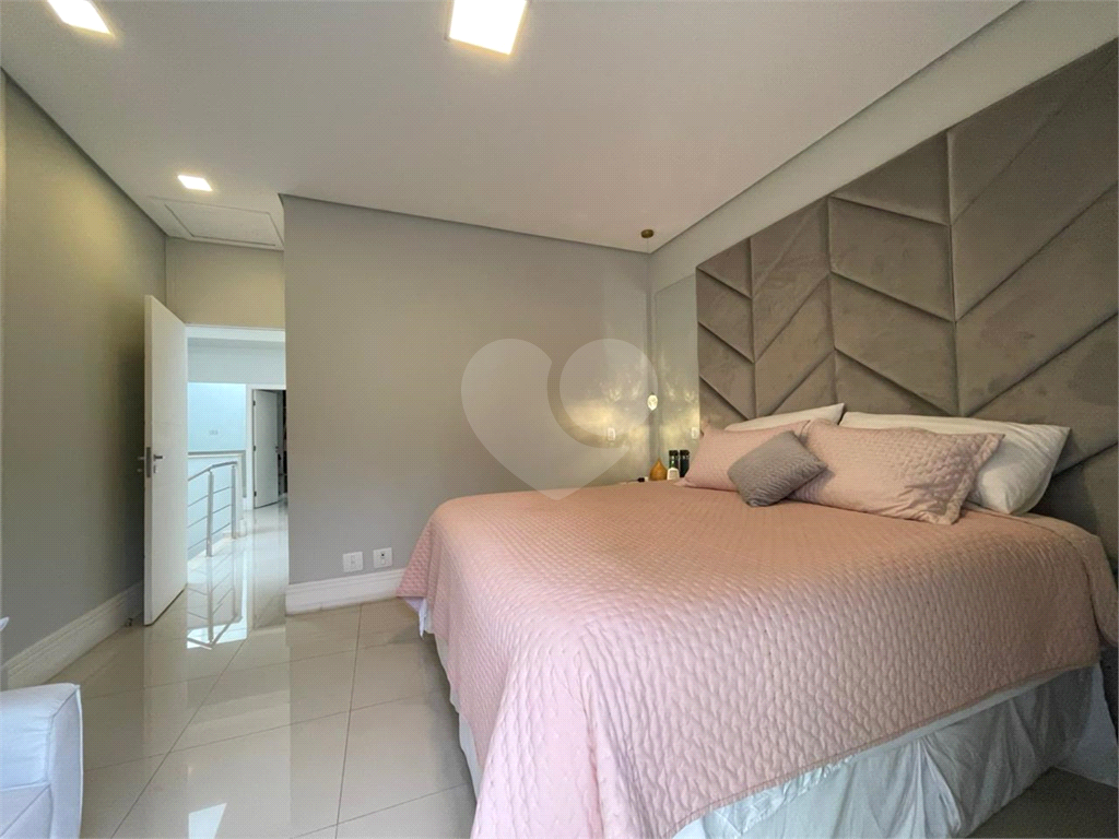 Casa com 4 quartos em condomínio fechado com piscina