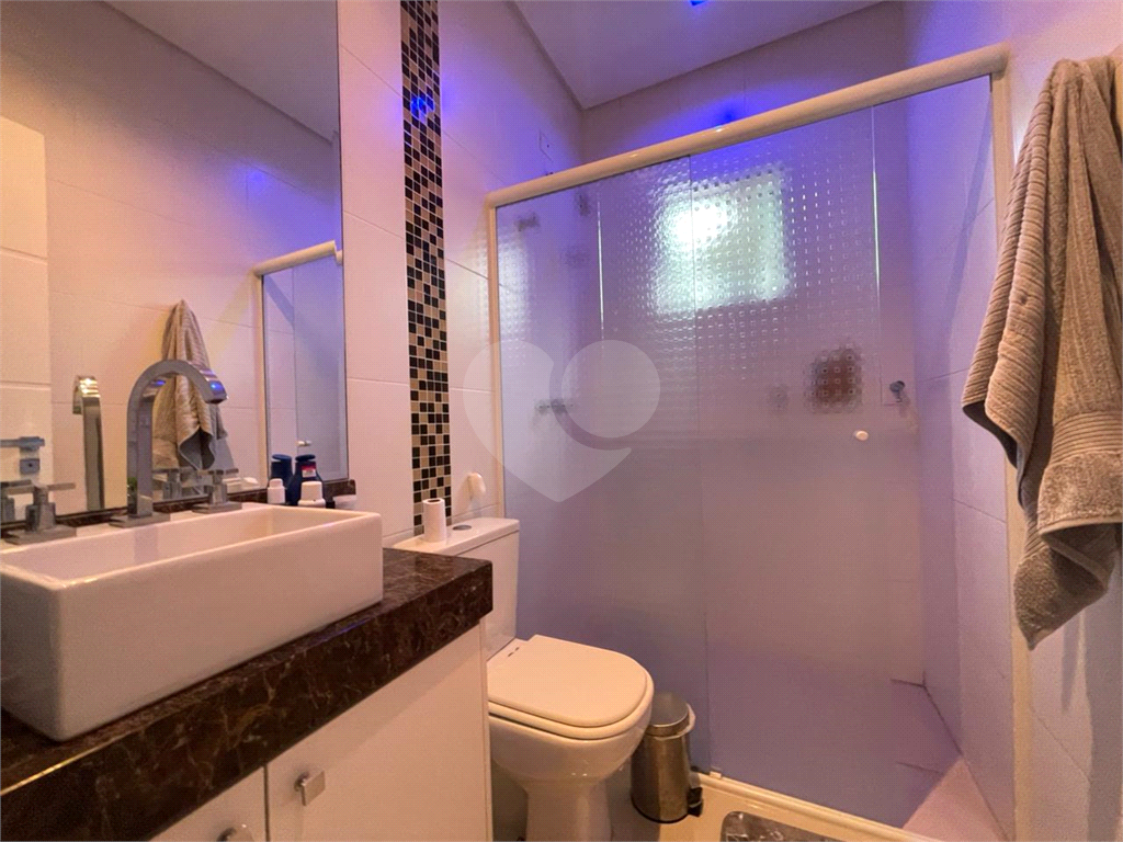 Casa com 4 quartos em condomínio fechado com piscina