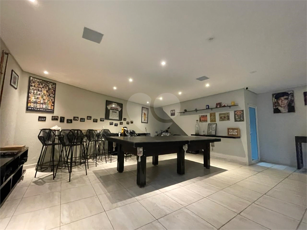 Casa com 4 quartos em condomínio fechado com piscina