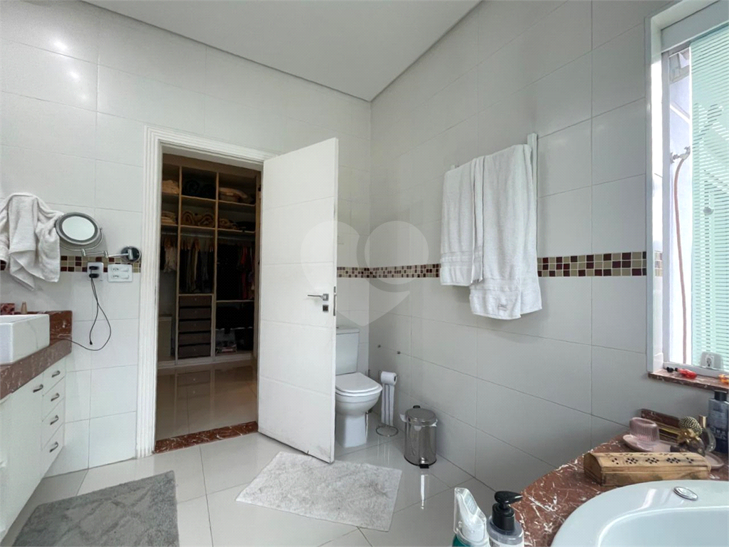 Casa com 4 quartos em condomínio fechado com piscina