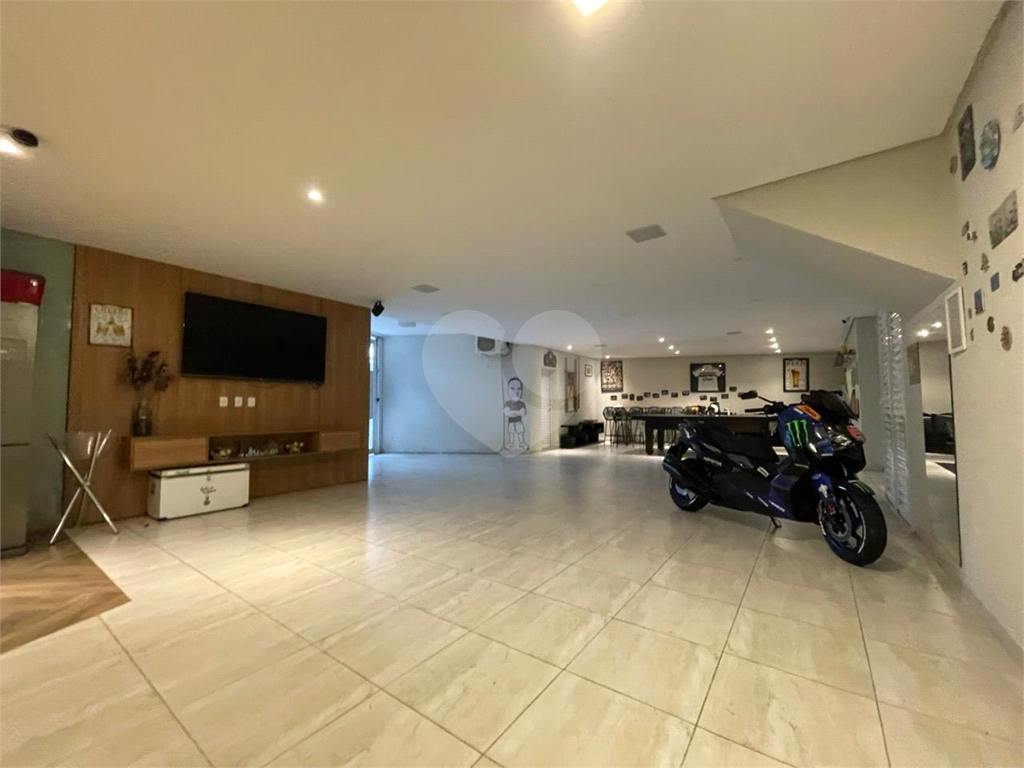 Casa com 4 quartos em condomínio fechado com piscina