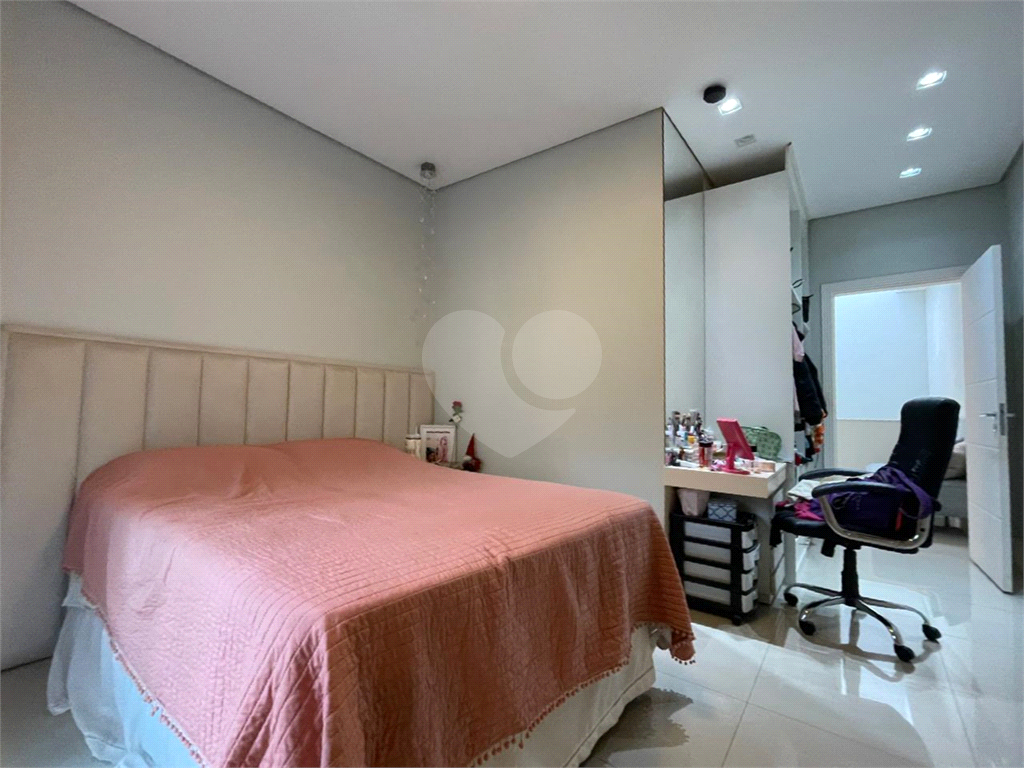 Casa com 4 quartos em condomínio fechado com piscina