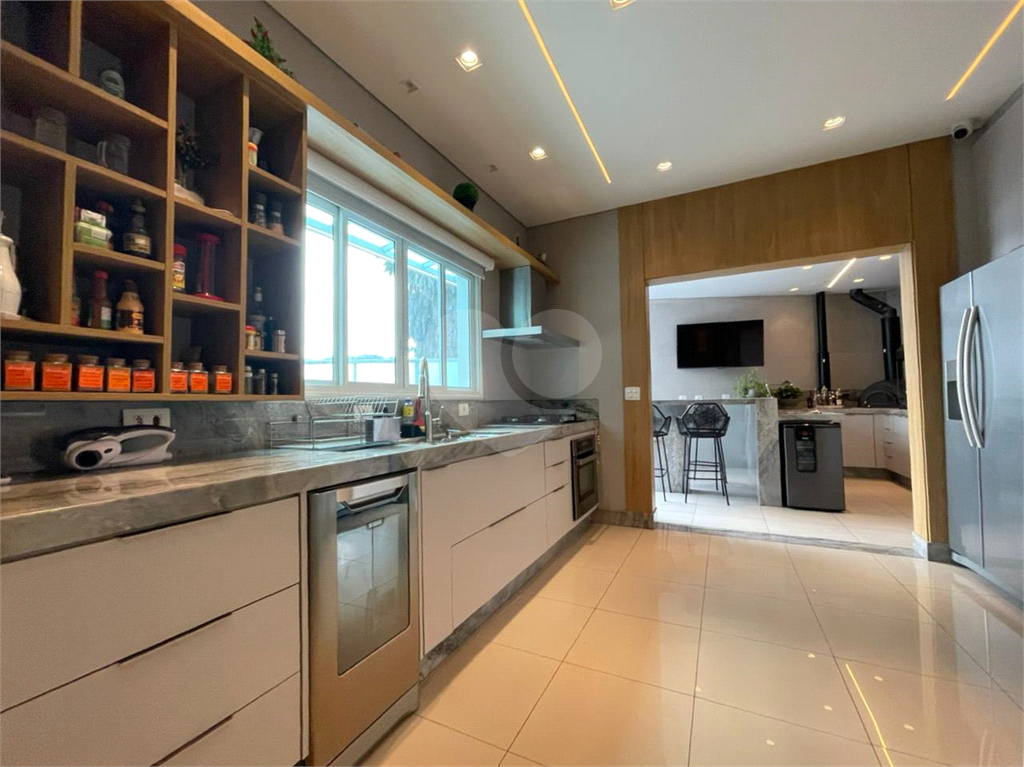 Casa com 4 quartos em condomínio fechado com piscina