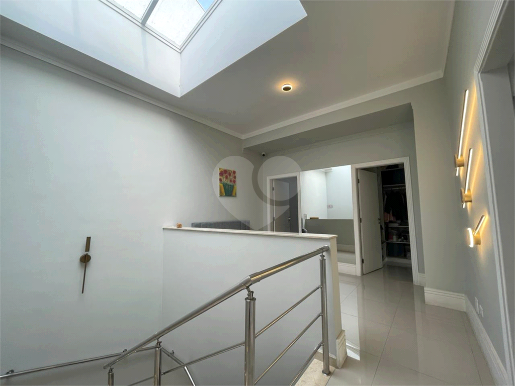 Casa com 4 quartos em condomínio fechado com piscina