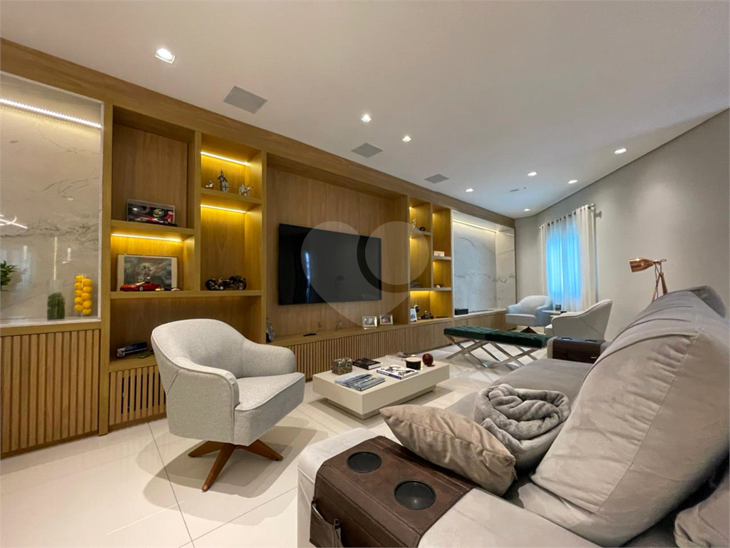 Casa com 4 quartos em condomínio fechado com piscina