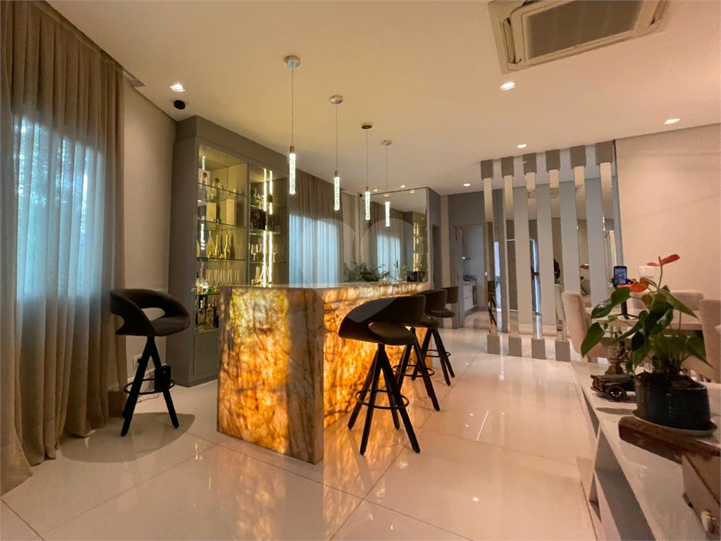 Casa com 4 quartos em condomínio fechado com piscina