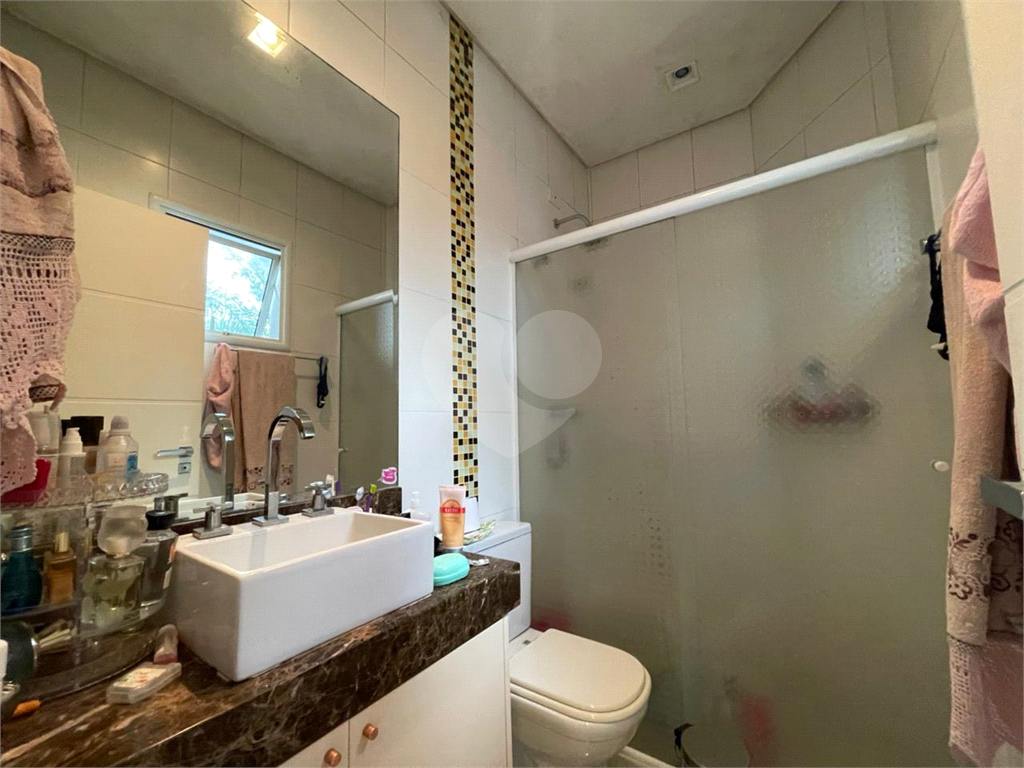 Casa com 4 quartos em condomínio fechado com piscina