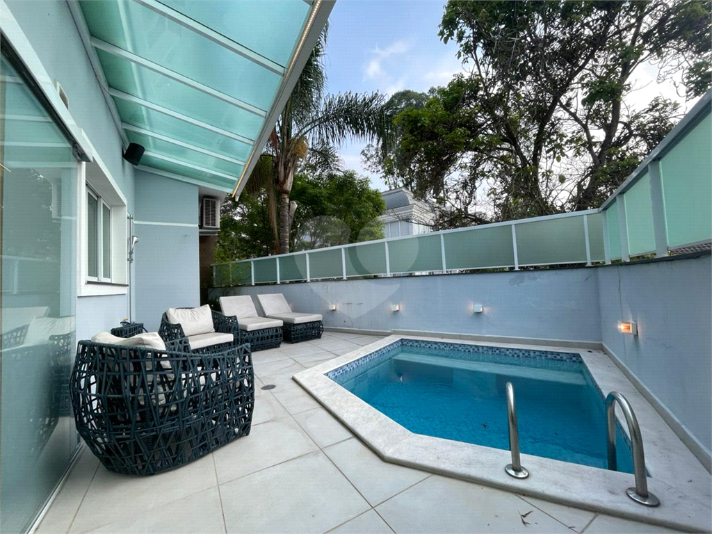 Casa com 4 quartos em condomínio fechado com piscina