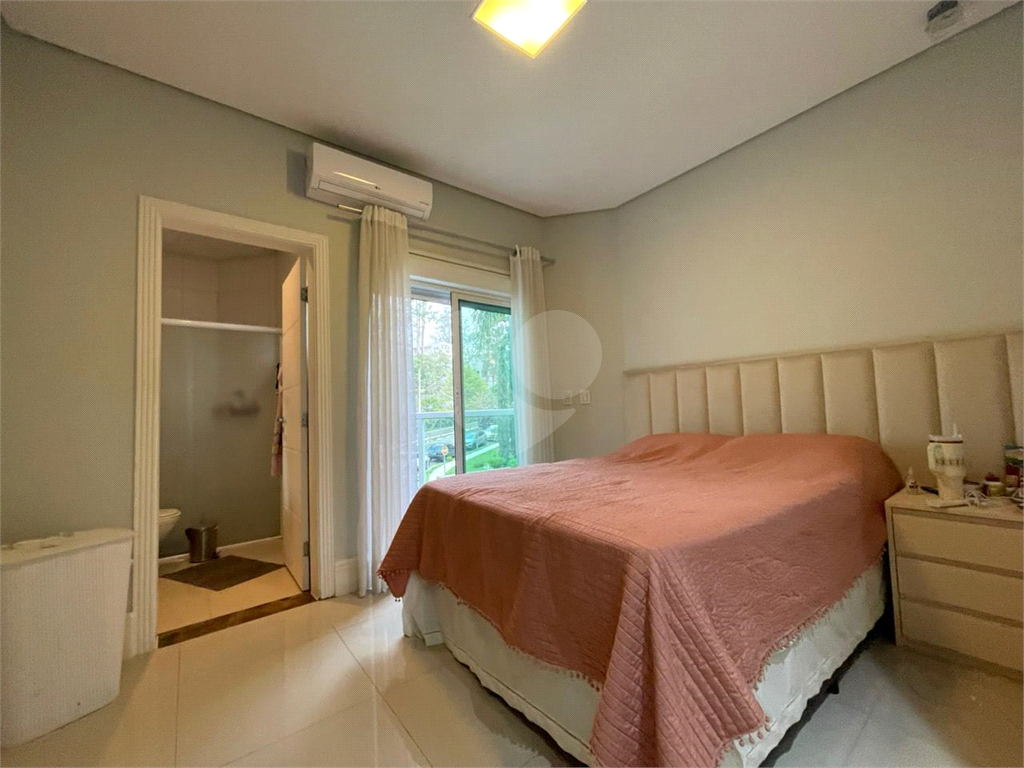 Casa com 4 quartos em condomínio fechado com piscina