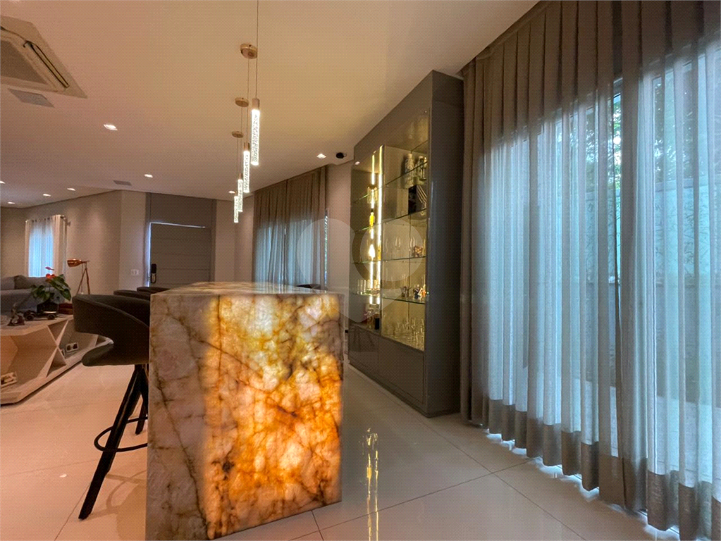 Casa com 4 quartos em condomínio fechado com piscina