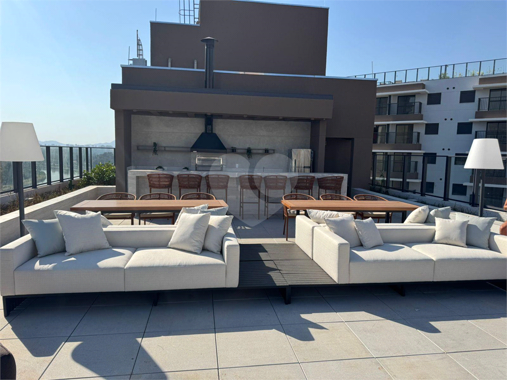 Apartamento para venda com 27,23 m², um dormitório, um banheiro, uma sala de estar com cozinha aberta e terraço em Pinheiros-SP